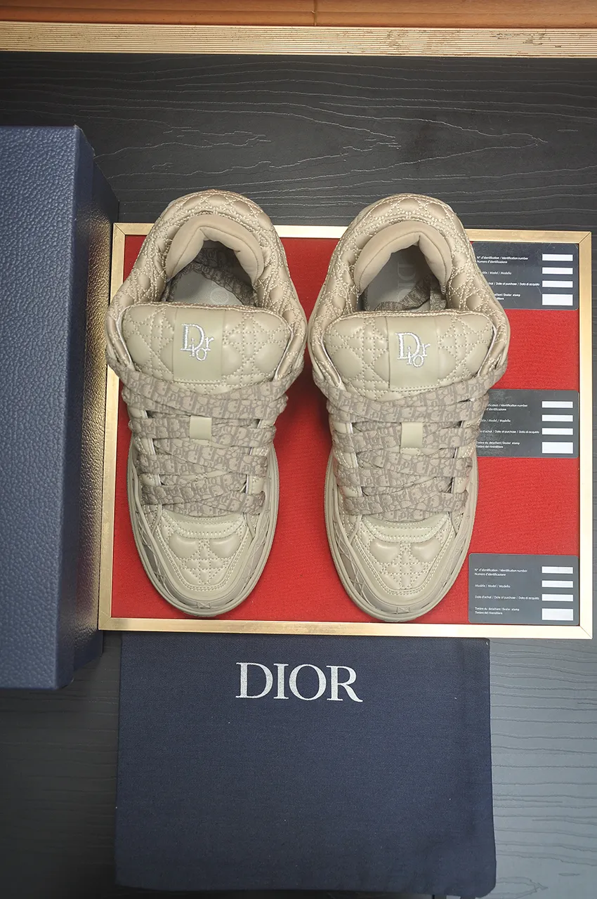 Men's men's shoes 💰: 800💶 (top original order) Brand: Dior (Dior) Standard code: Men's code 39-44 (45 customized) Grade: Same as the official website Material: Top original cowhide stitched together Original wear-resistant and lightweight outsole Style category: Fashionable casual shoes Distinguished luxury brand elements top luxury Color: Actual picture color